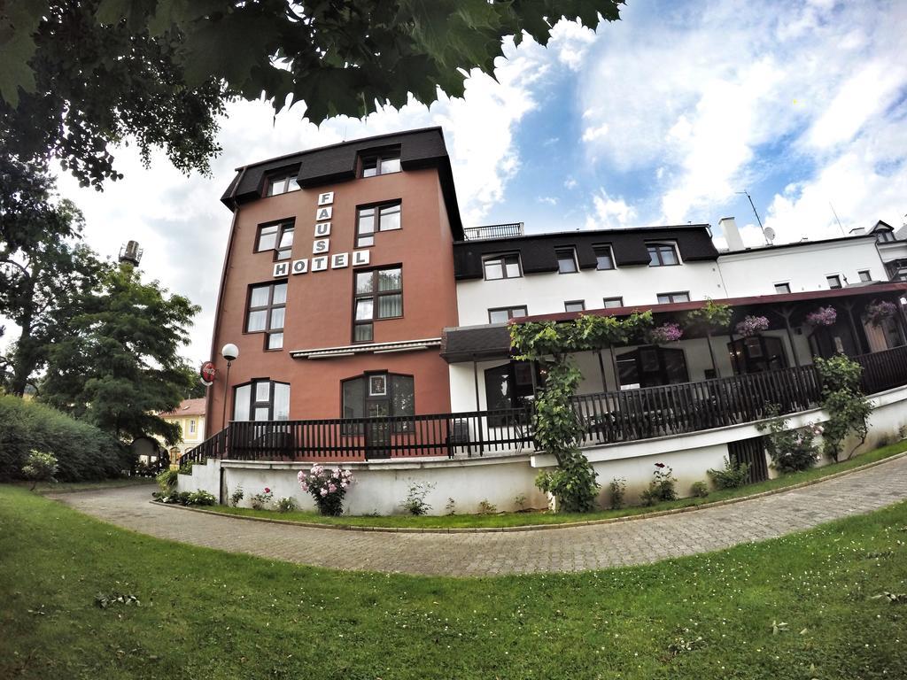 Hotel Faust Дечин Экстерьер фото