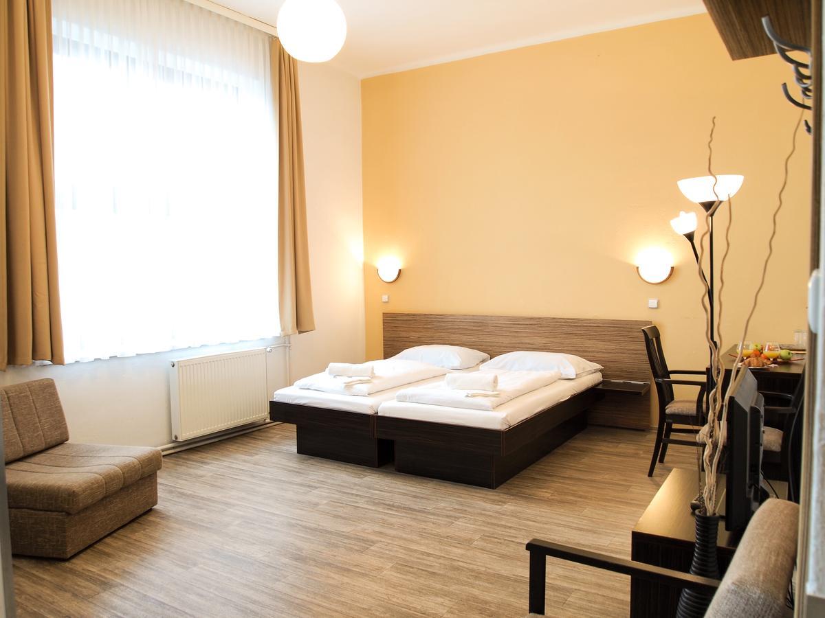 Hotel Faust Дечин Экстерьер фото